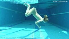 Hot US beauty Lindsay Cruz swims naked in the pool Thumb