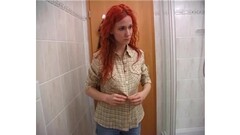 Readhead babe masturbutes in bathroom. Thumb