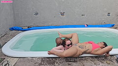 BATENDO UMA NA PISCINA E FUDENDO DUAS GOSTOSAS COM GOSADA DENTRO Thumb