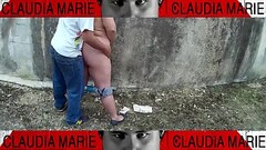 La gorda esta muy caldosa y le chorrea el coño en un callej&oacute_n. El sexo en p&uacute_blico le  Thumb